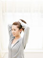 髪を束ねる若い女性
