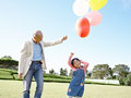 風船で遊ぶ祖父と孫