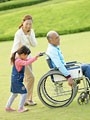 車椅子に乗るシニア男性と家族