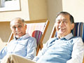 くつろぐシニア男性