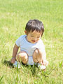 芝生で遊ぶ男の子