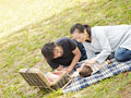草原でピクニックをする親子