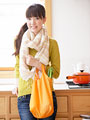 ショッピングバッグを持つ若い女性