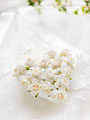 白バラの花飾り