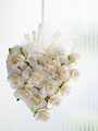 白バラの花飾り