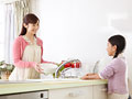 皿を洗う母親と娘