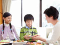 花見弁当を食べる祖母と孫
