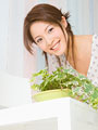 笑顔の若い女性