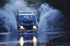 水辺を走る自動車