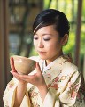 抹茶をいただく女性