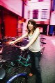 自転車を停める女性