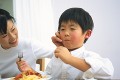 食事する親子