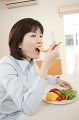 食事する女性