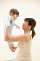 赤ちゃんを抱き上げる妊婦