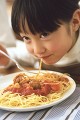 パスタを食べる子ども