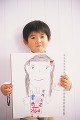 描いた絵を見せる男の子