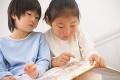 えほんを読む子