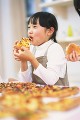 ピザを食べる女の子