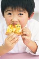 ピザを食べる男の子