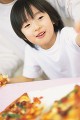 ピザを食べる男の子