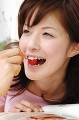 さくらんぼを食べる女性