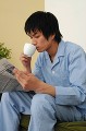 コーヒーを飲む男性