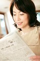 新聞を読む女性