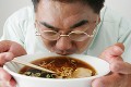 ラーメンを食べる男性