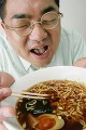 ラーメンを食べる男性