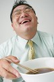 ラーメンを食べる男性