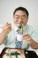 蕎麦を食べる男性