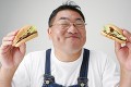 ハンバーガーを食べる男性