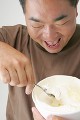 アイスクリームを食べる男性