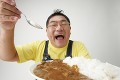 カレーを食べる男性