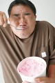 アイスクリームを食べる男性
