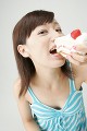 ケーキを食べる女性