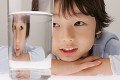 グラスに映りこんだ男の子