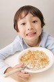 コーンフレークを食べる男の子