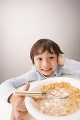 コーンフレークを食べる男の子