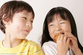 フライドチキンを食べる子ども