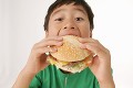 ハンバーガーを食べる少年