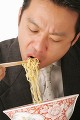 ラーメンを食べる男性