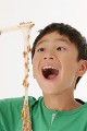 納豆を食べる男の子