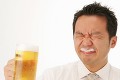 ビールを飲む男性