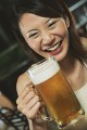 ビールを飲む女性