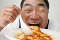麻婆豆腐を食べる男性