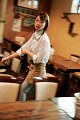 店内で準備をするウェイトレス