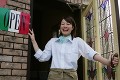入口を開けるウェイトレス
