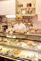 ケーキ屋の女性店員