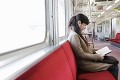 電車に乗る女性